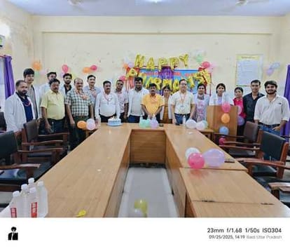 विश्व फार्मासिस्ट दिवस पर महिला अस्पताल में कार्यक्रम करते सीएमएस डॉ. अनिल कुमार व फार्मासिस्