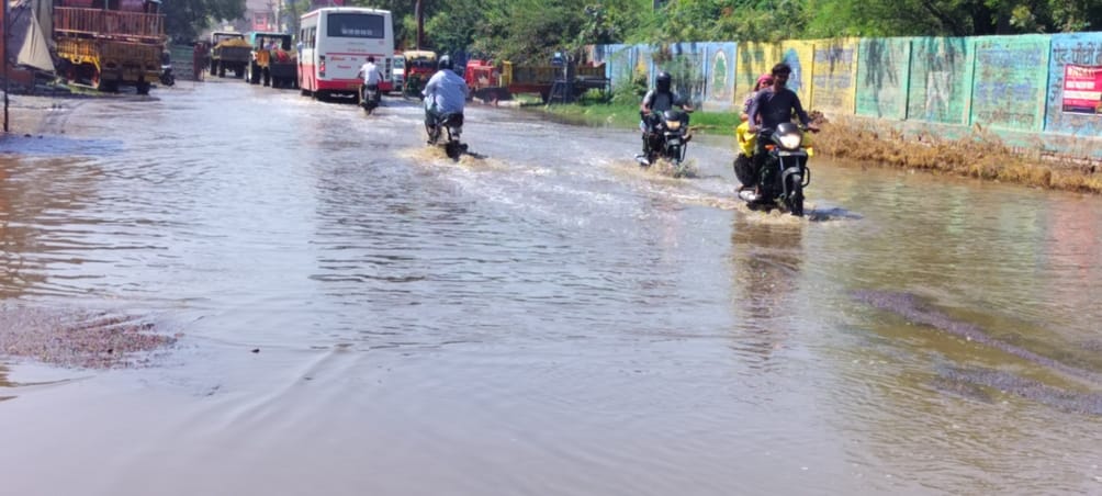 Drains were not cleaned, people are angry against the Municipal Corporation.