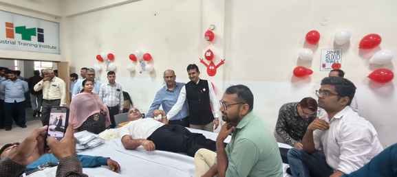 Students donated blood in the camp.
