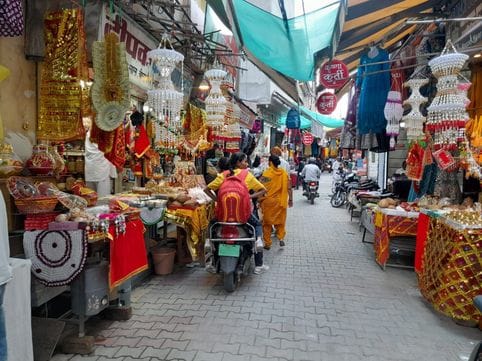 The colors of Karva Chauth and Diwali shine in the market, buyers flocked