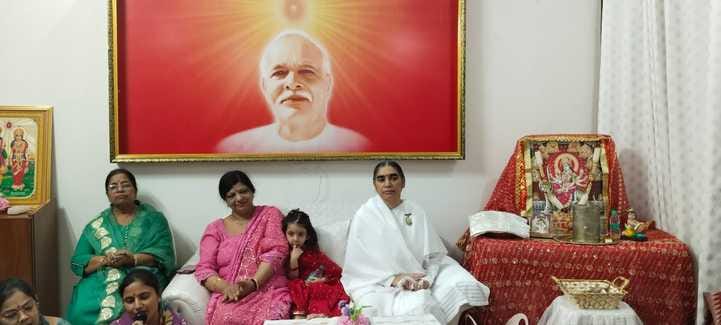 The glory of Mahamai was praised through hymns.