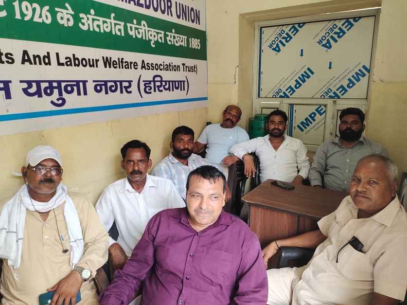 Sanitation workers raised their voice for the resolution of their demands.
