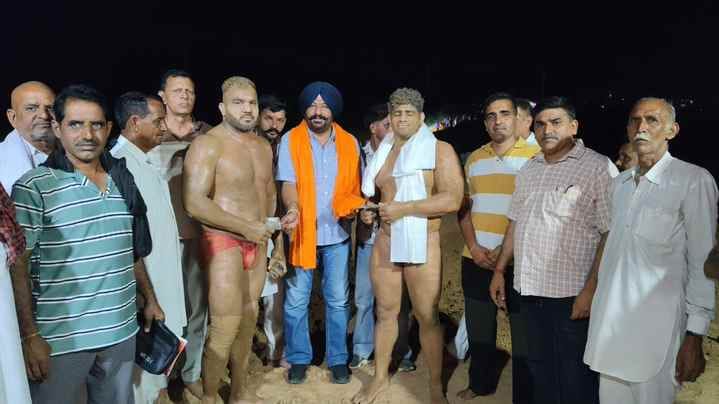 Rohtak wrestler Somveer won the Dhana wrestling match.