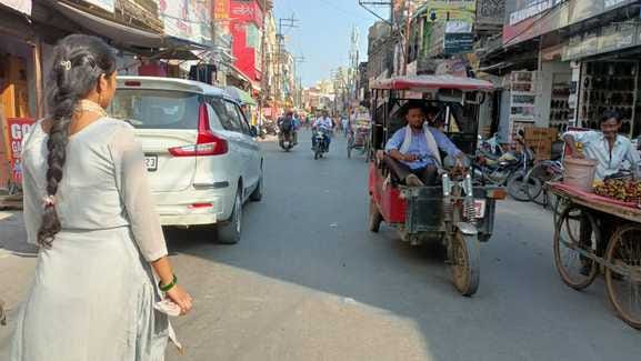 Vehicles parked on the road, the market was jammed for one and a half hours