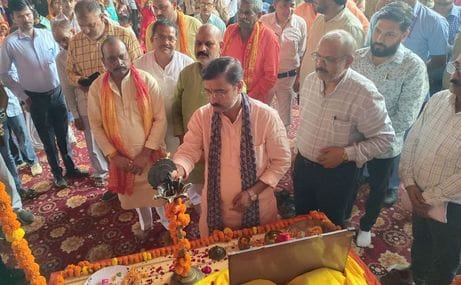 135 couples took the seven vows as per Vedic rituals, six accepted Nikah.