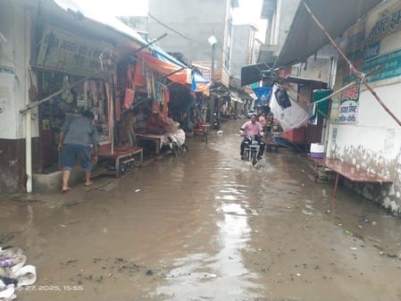 With the rain, the drains of the market overflowed, water filled the roads.