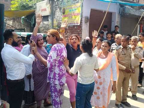 Two groups of transgenders clashed with each other, alleging illegal extortion in another area.