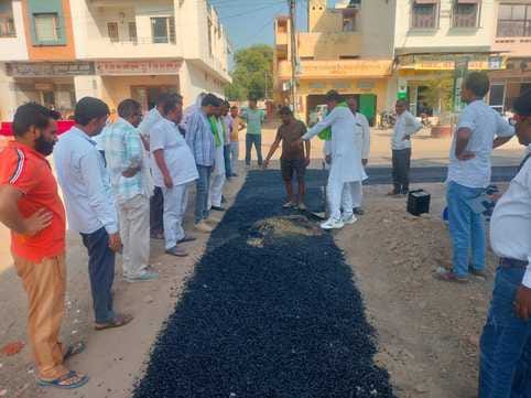 Farmers halted road repair work at the grain market