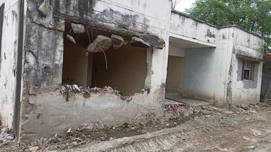 The waste disposal plant in Kail is turning into ruins.