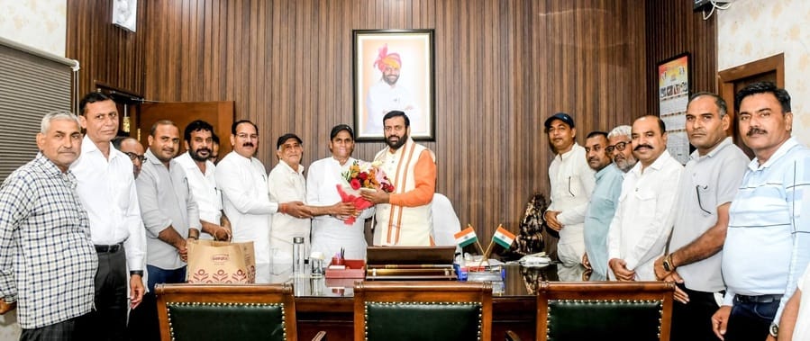 A delegation of traders from Babain grain market met the Chief Minister.