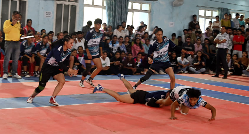 Vallabh College won the title by defeating Sundernagar in Kabaddi.