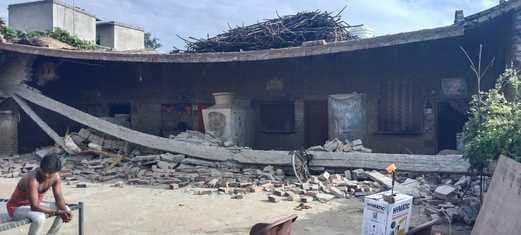 The lintel of the house collapsed due to damage to the beam, two people were injured