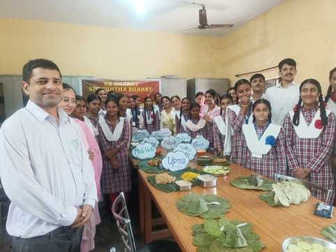 Students organised an exhibition of traditional dishes.