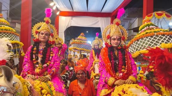 The city resounded with the sound of conch shells, and the crown jewel of the Raghu clan set out for Janakpuri