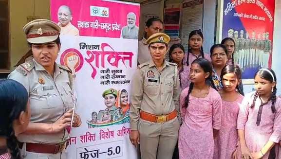 The girl students made an educational tour of the police station.