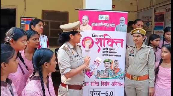 The girl students visited the police station and learned about the working of the police.