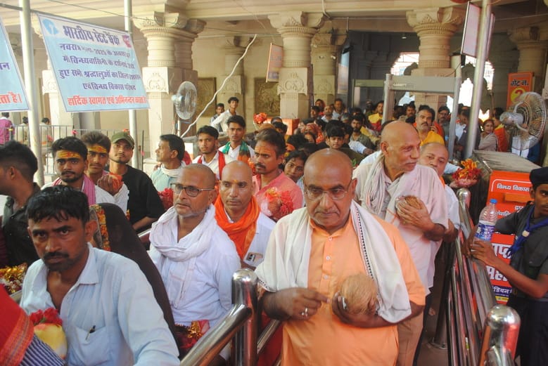 Devotees rejoice after seeing the mother, musical instruments resonate in the courtyard