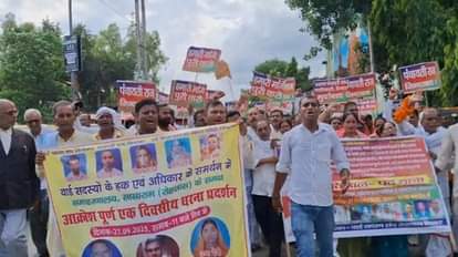 पदयात्रा करते वार्ड सदस्य