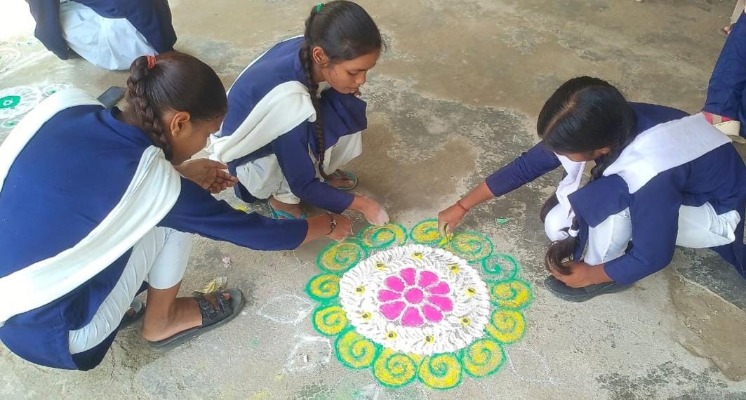 Shivlali tops in Rangoli and Khusnuma tops in Essay