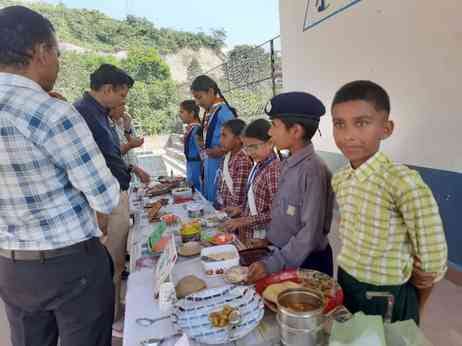 Students organised an exhibition of traditional dishes.