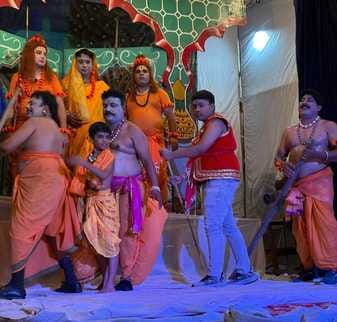 Tears flowed after seeing the scene of Rama, Lakshmana and Sita going to the forest.