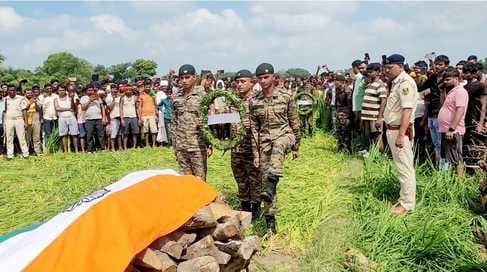 सलामी देते सेना के जवान