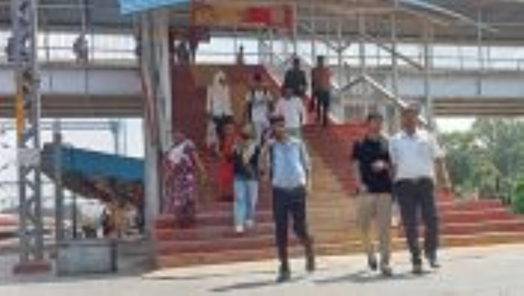 Special train arrived from Mumbai with a delay of four and a half hours