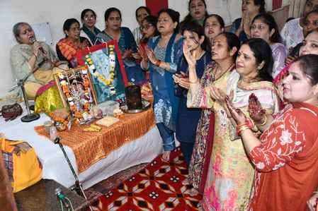 Devotees arrived for Sai Geeta recitation and Maha Aarti