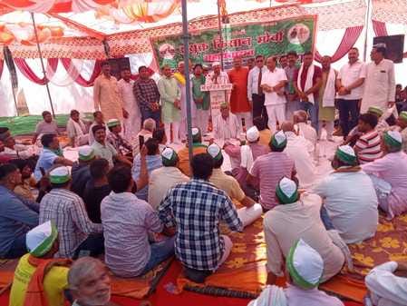 Farmer leaders demanded a cut and bridge.