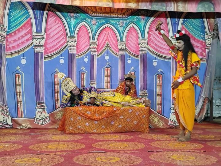 The townspeople wept as they saw Shri Ram leaving for the forest.