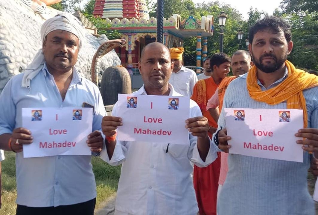 People came out on the streets carrying posters of I Love Mahadev