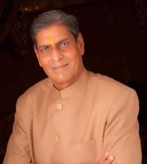 Dinanath Pathak, a pillar of the Chaturvedi community, has passed away, sparking mourning.
