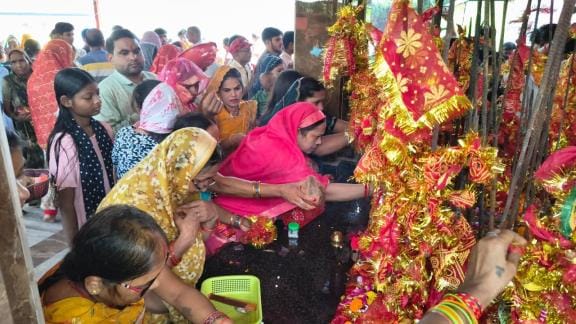 Devotees sought blessings from the presiding deity of knowledge and affection.