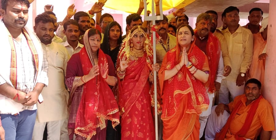 Cheers echoed throughout the 251-meter-long Chunari Yatra