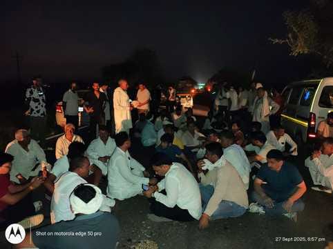 A young man died after being burned in a tar factory; his family placed his body in an ambulance and blocked the road outside the factory.