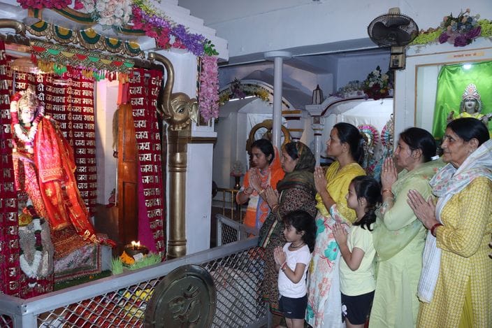 Devotees worshipped Skandamata, chants filled the atmosphere with devotion.