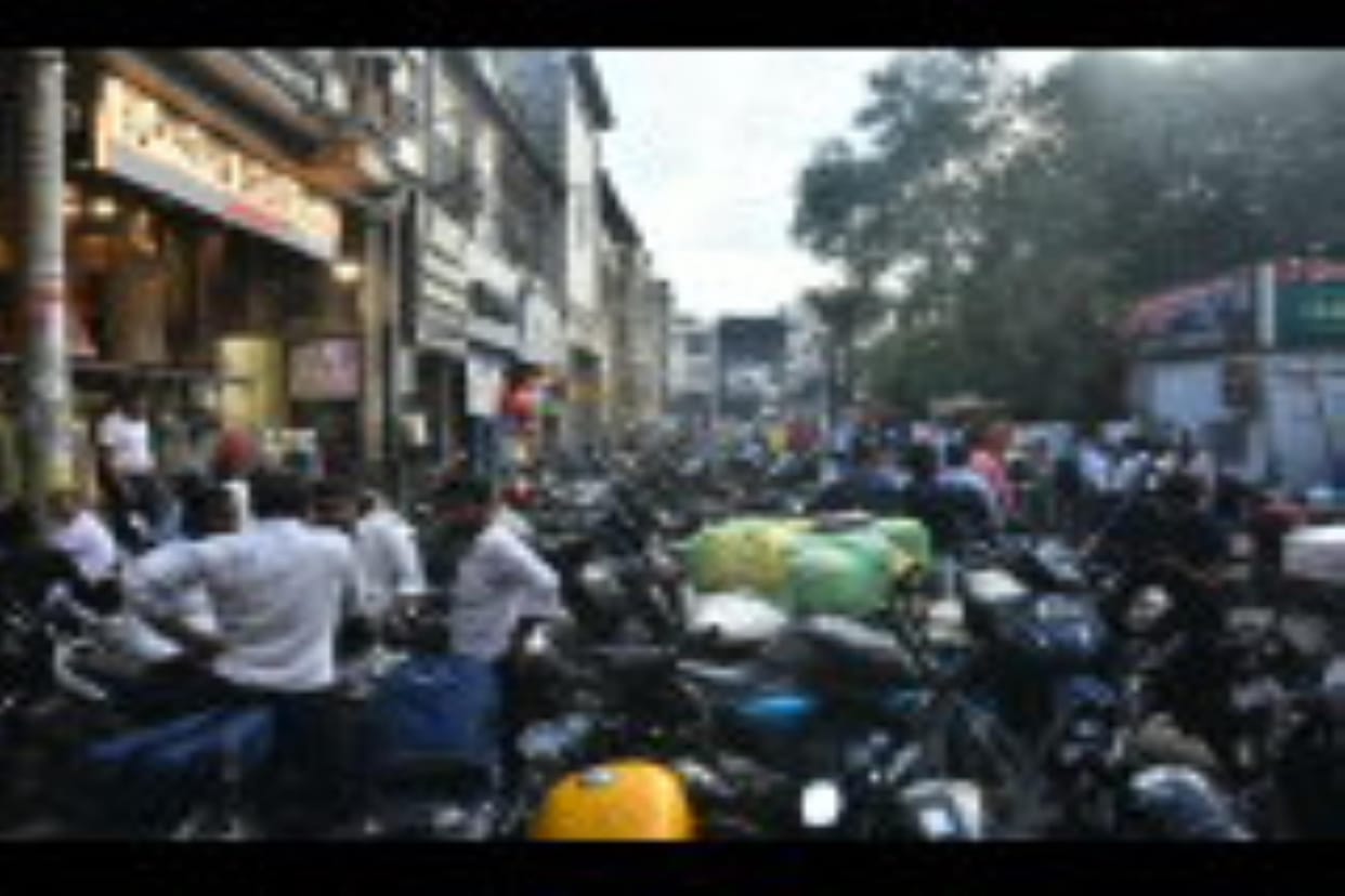 Aminabad market in a bad shape, traders troubled by parking crisis