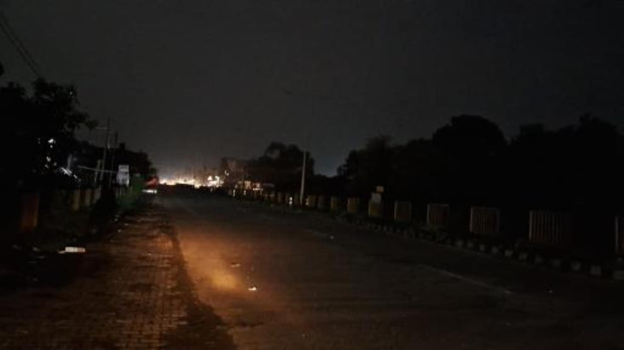 Streetlights are out of order, leaving the highway in darkness at night, threatening accidents every moment.