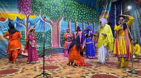 An emotional reenactment of the meeting of Shri Ram and Bharat took place in Ramlila.