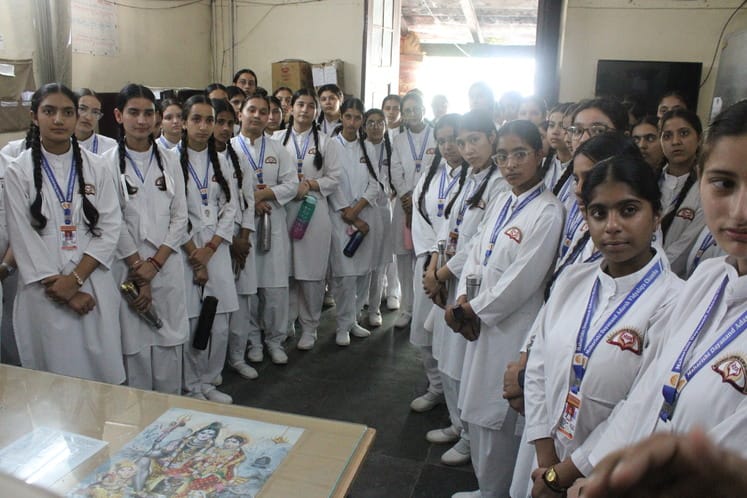 In the Police Dost program, the mantra of safety was given to the girl students.