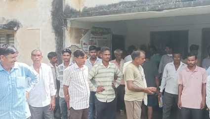 Fertilizer sold at a high price on a holiday, farmers create ruckus
