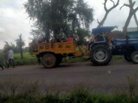Traffic incharge stopped tractor-trolley filled with devotees, reprimanded
