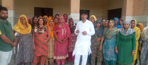 Women demanded to be included in the Lado Laxmi scheme.