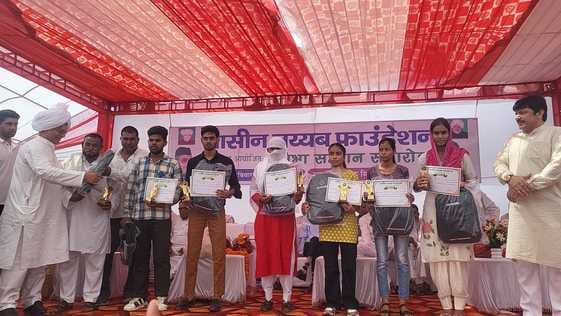 450 students and 30 government employees received certificates of honour.