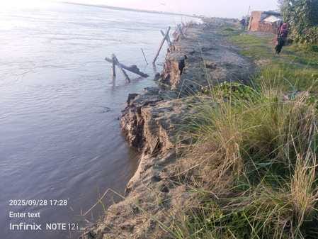 Ganga river erosion begins near the village, villagers panic