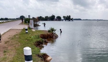 Urmil Dam overflows, waves of water crashing on Mahoba-Jhansi road