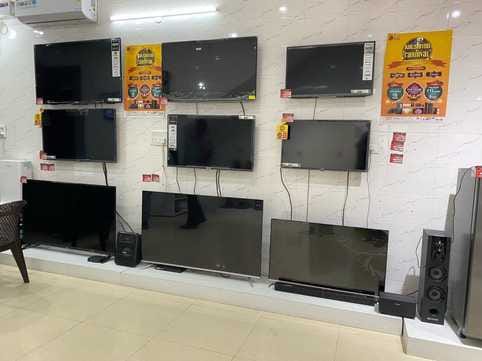 Electronics market buzzes during the festive season