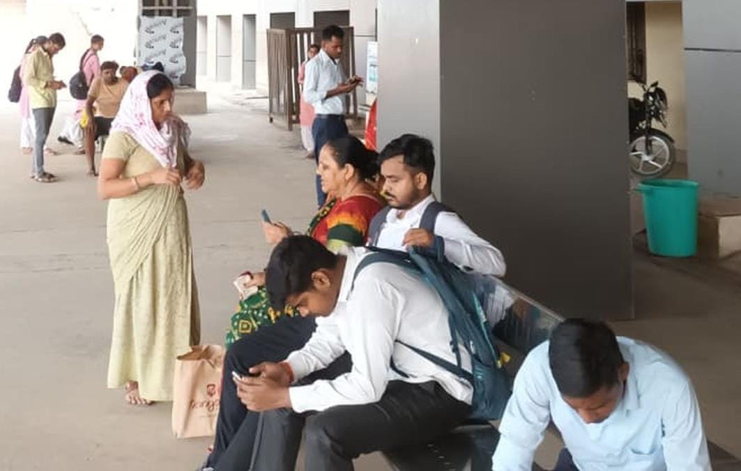 Jansadharan Express reached Gauriganj with a delay of 13 hours.