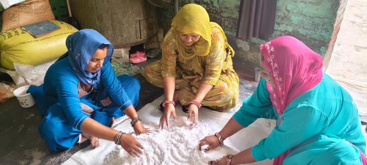 Pinky, who became self-reliant by making soap and face wash, is also providing employment to others.