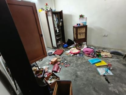 Breaking the lock of the police officer's locked house, they stole cash and jewellery